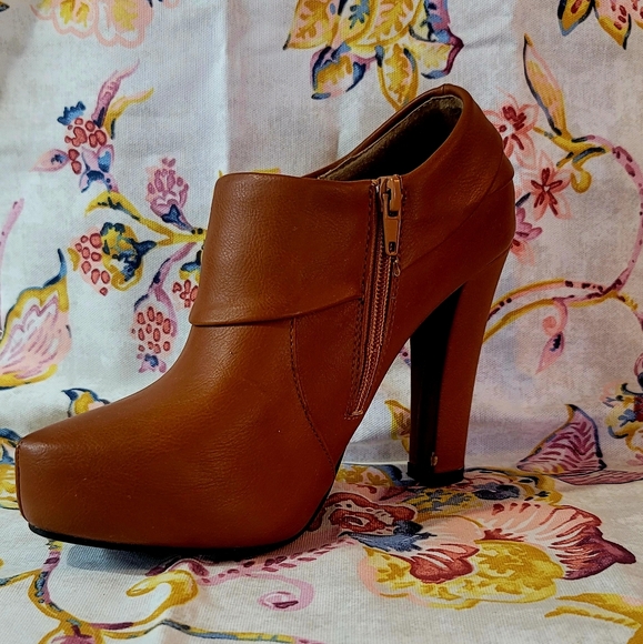 Lena Luisa Camel Heeled Zipper Bootie, Size 6 - Picture 6 of 9